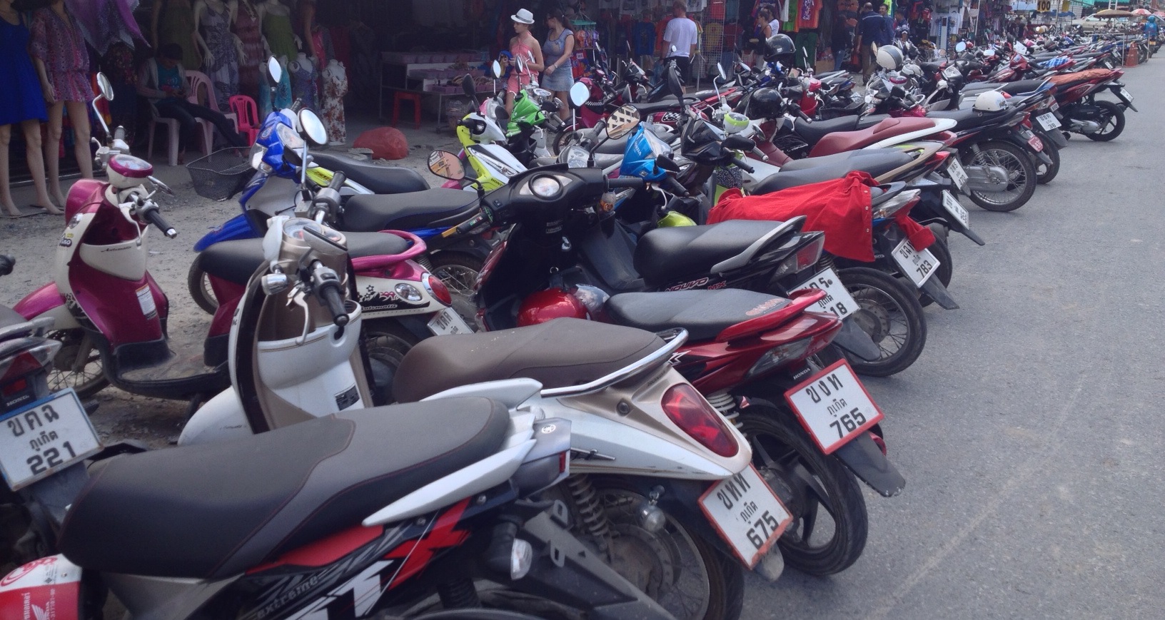 riding-a-motorbike-in-thailand-vedovini